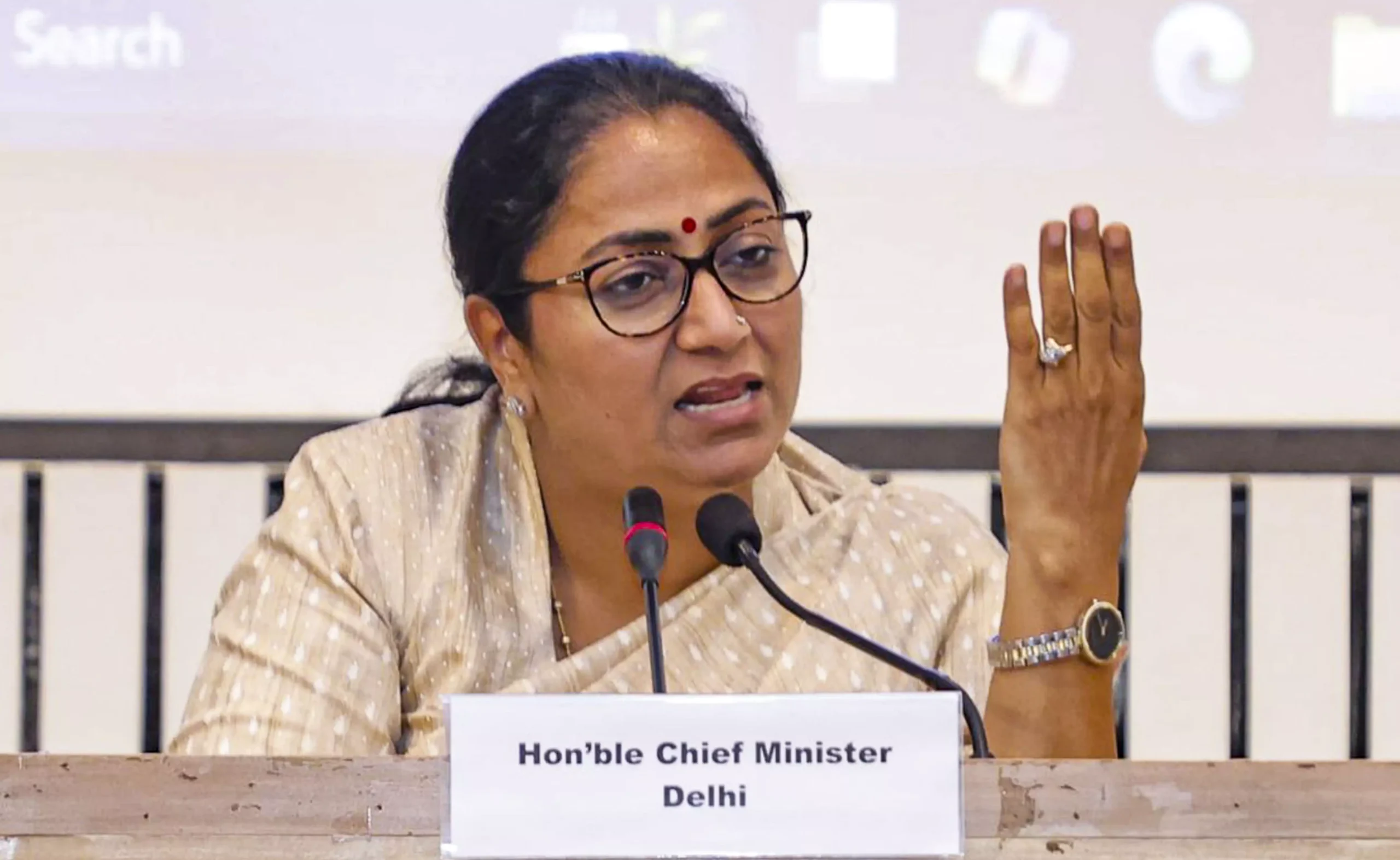 दिल्ली में बड़ा प्रशासनिक एक्शन: 162 अधिकारियों का एक साथ तबादला, सीएम रेखा गुप्ता सख्त