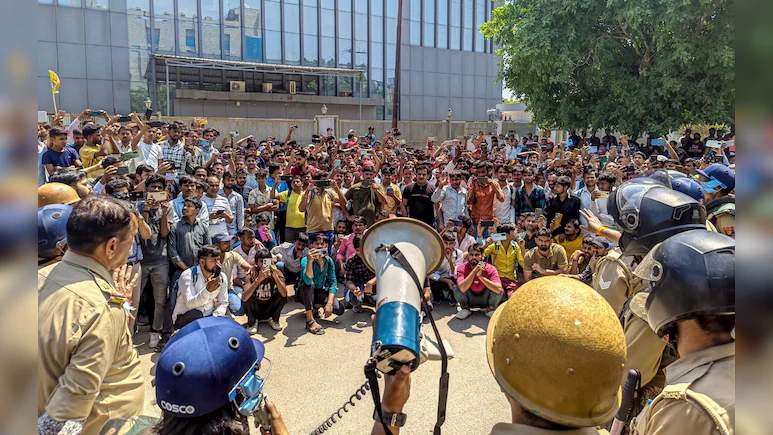 719rh5s4 noida protest 625x300 13 April 26