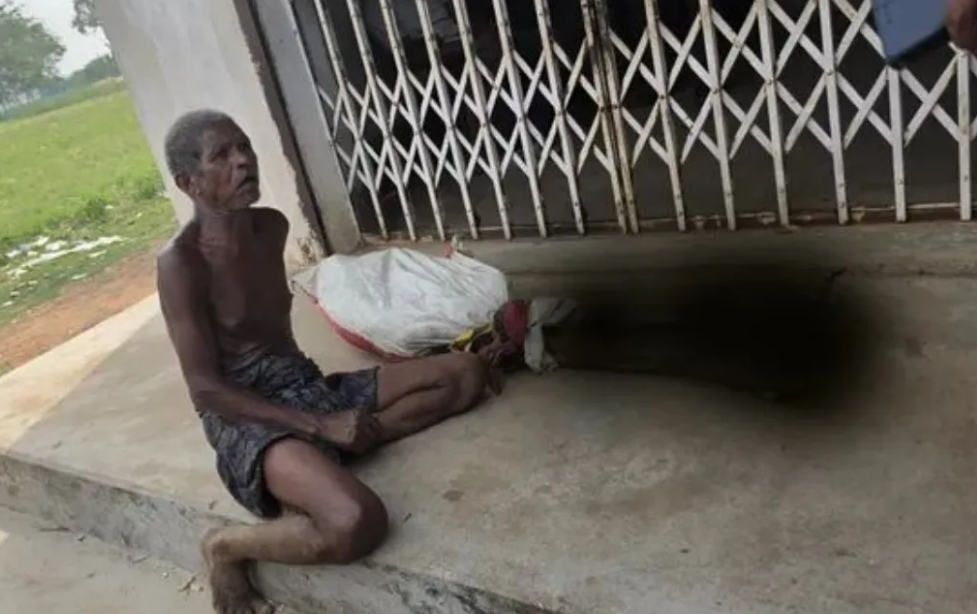 बैंक से पैसे निकालने के लिए भाई ने खोदी बहन की कब्र, कंधे पर कंकाल लेकर पहुंचा शाखा