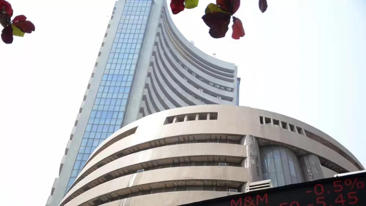 लगातार तीसरे दिन गिरा शेयर बाजार, सेंसेक्स 300 अंक टूटा; IT–फार्मा शेयरों में भारी गिरावट