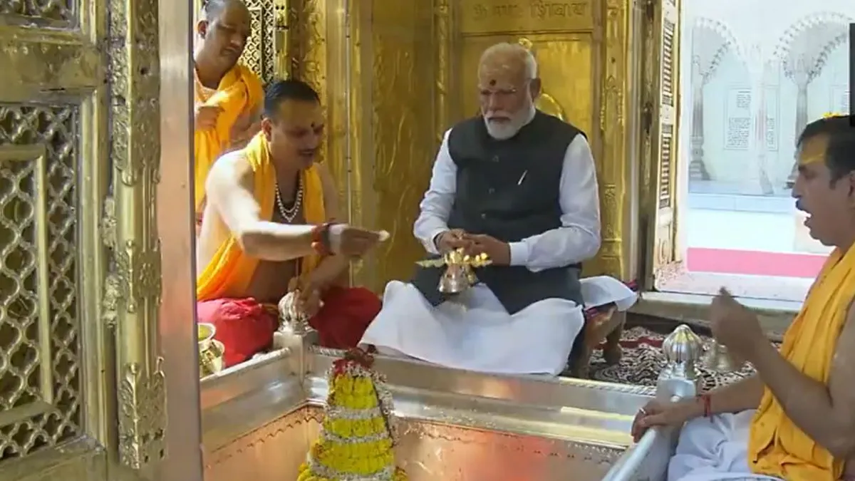 काशी विश्वनाथ मंदिर पहुंचे पीएम मोदी, पूजा के बाद करेंगे रोड शो