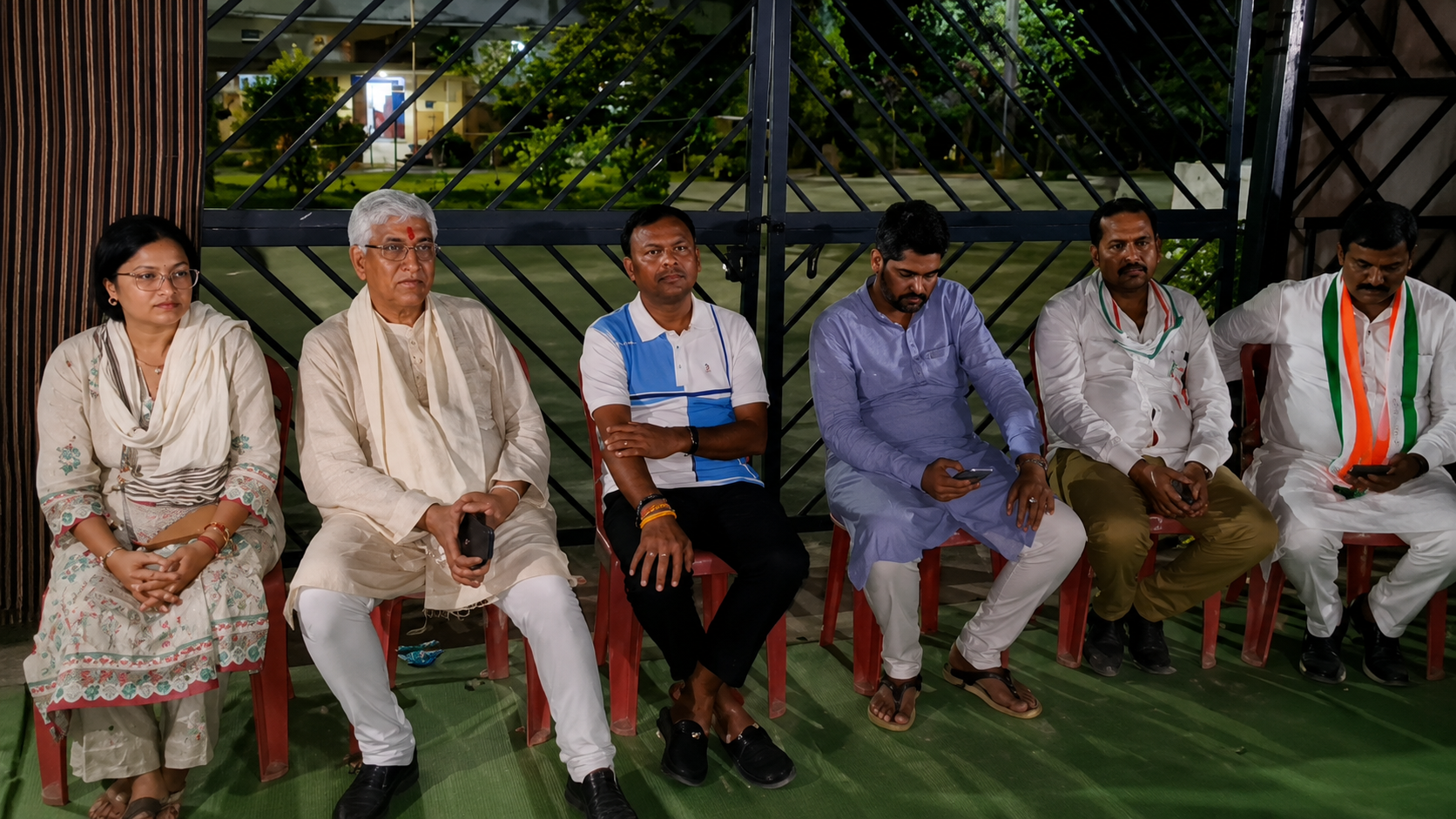 सूरजपुर में कांग्रेस नेता पर आर्म्स एक्ट मामला दर्ज होने पर बवाल, दीपक बैज समेत कांग्रेस का थाने के बाहर धरना