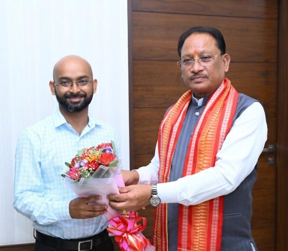 वनांचल के बेटे की सफलता पर मुख्यमंत्री ने जताया गर्व: IFS अजय गुप्ता से मुलाकात कर दी बधाई, कहा—युवाओं के लिए प्रेरणा