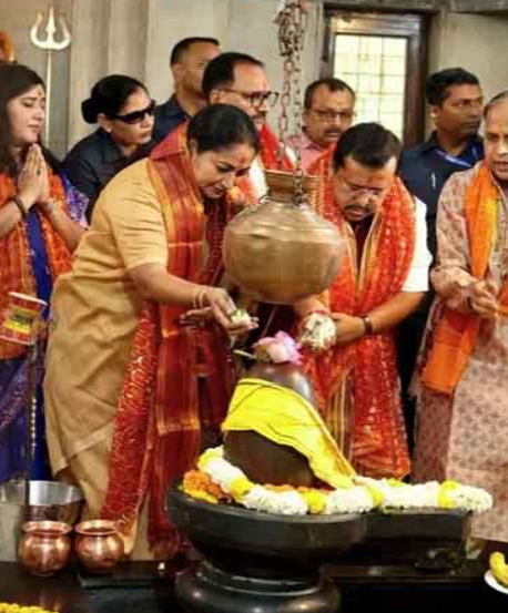 पश्चिम बंगाल जीत के बाद BJP नेताओं ने काली मंदिर में की पूजा, बोले- जनता के विश्वास और बदलाव की जीत