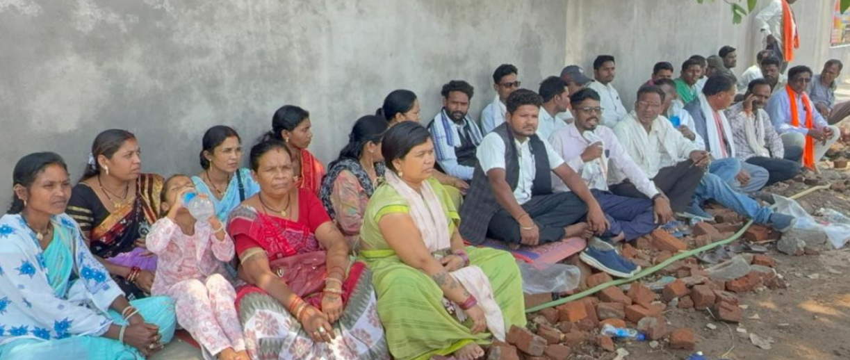 काम नहीं मिलने से नाराज सरपंच धरने पर बैठे, सुशासन तिहार से बनाई दूरी