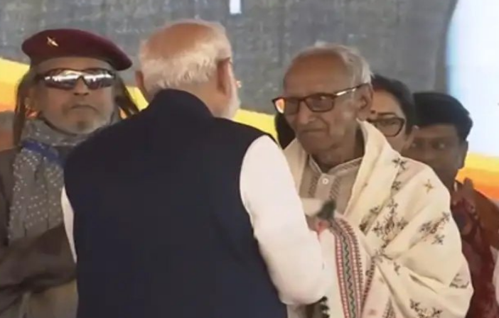 98 साल के BJP कार्यकर्ता के आगे झुके पीएम मोदी