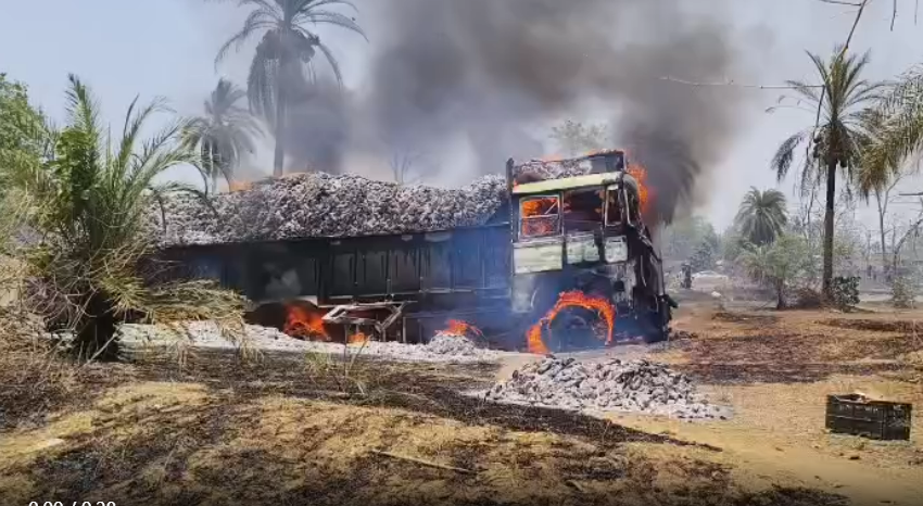तेंदूपत्ता से भरे 2 ट्रकों में भीषण आग, लाखों का माल जलकर खाक