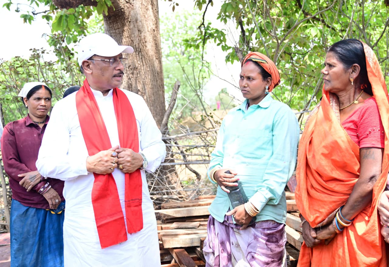 मुख्यमंत्री साय ने श्रमिकों संग जमीन पर बैठकर खाया बोरे बासी,पंचायत भवन निरीक्षण में लिया योजनाओं का फीडबैक