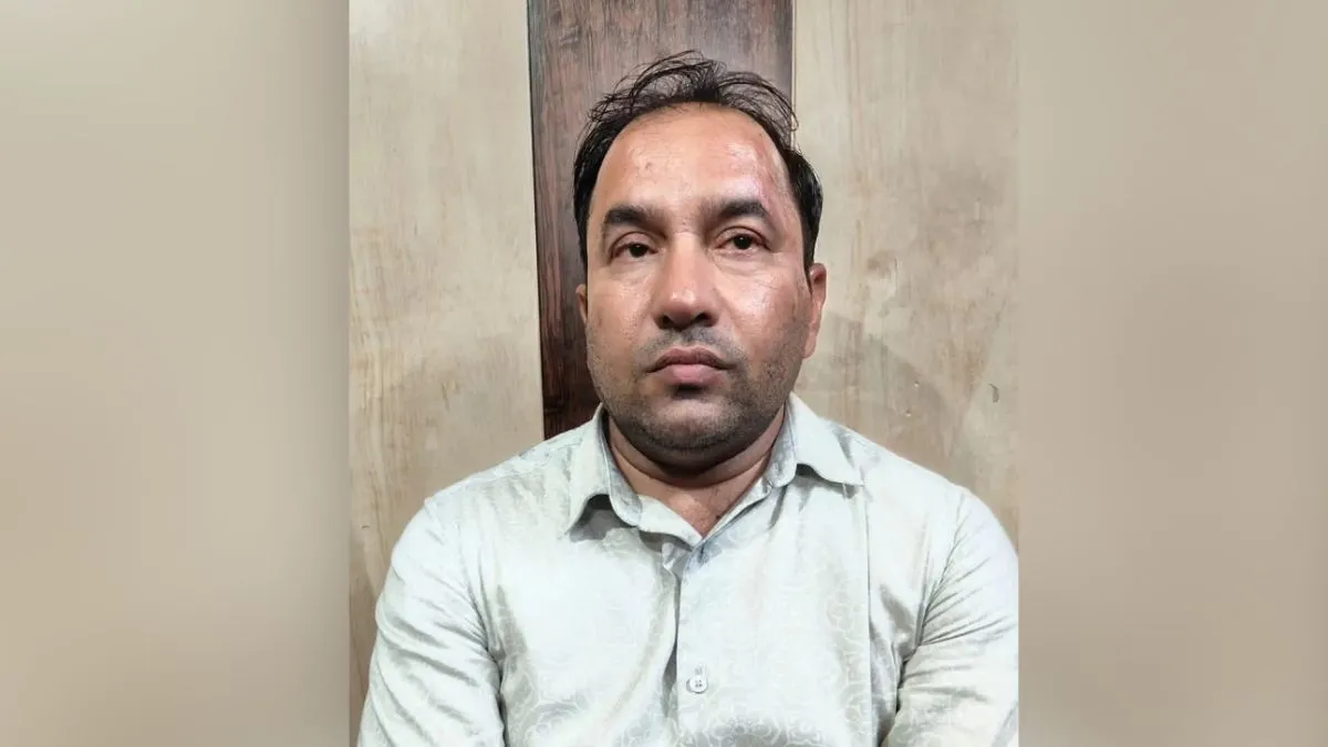 लखनऊ यूनिवर्सिटी के असिस्टेंट प्रोफेसर पर छात्रा से अश्लील बातचीत का आरोप, ऑडियो वायरल होने के बाद पुलिस हिरासत में