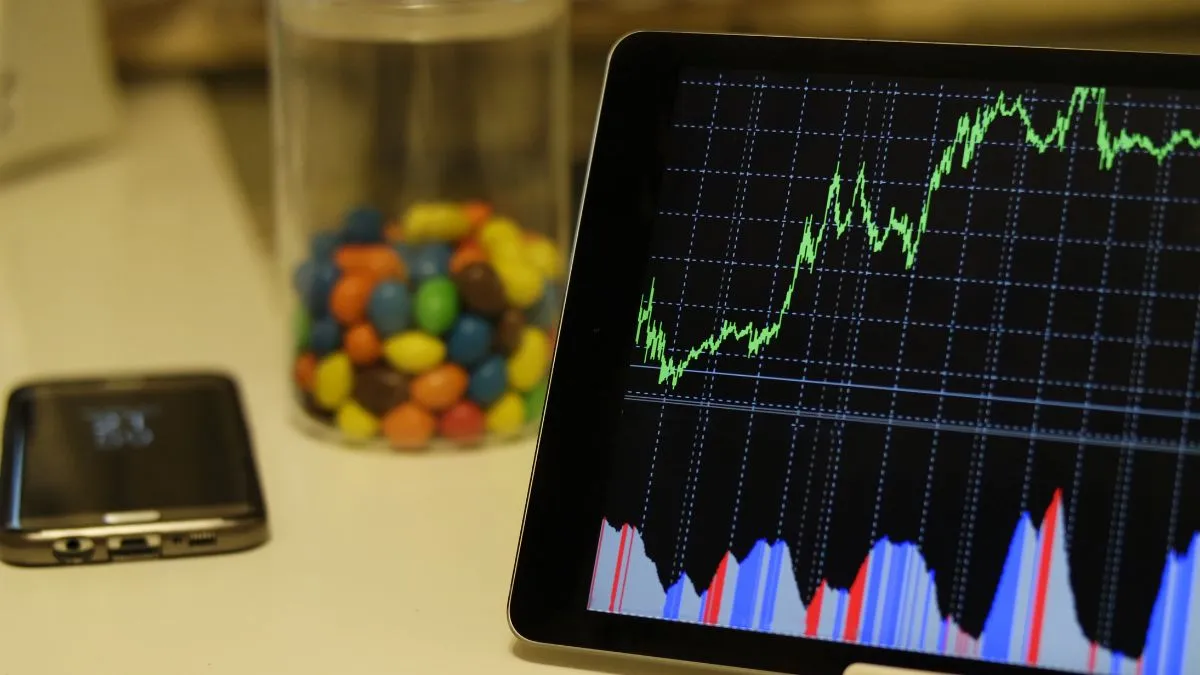Share Market: सुबह बाजार में मची भगदड़, फिर सेंसेक्स ने दिखाई दमदार वापसी