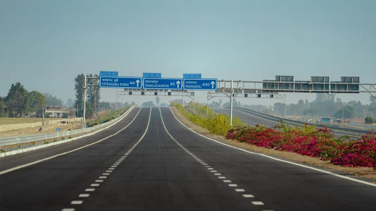 गंगा एक्सप्रेसवे पर खत्म हुआ मुफ्त सफर, अब सफर करने के लिए देना होगा टोल