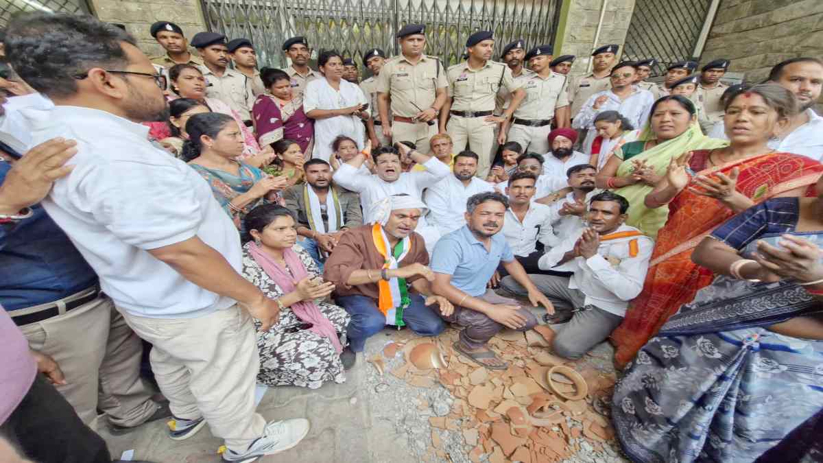 रायपुर में जल संकट पर उबाल, कांग्रेस का जोन-8 कार्यालय घेराव; निगम पर लापरवाही के आरोप