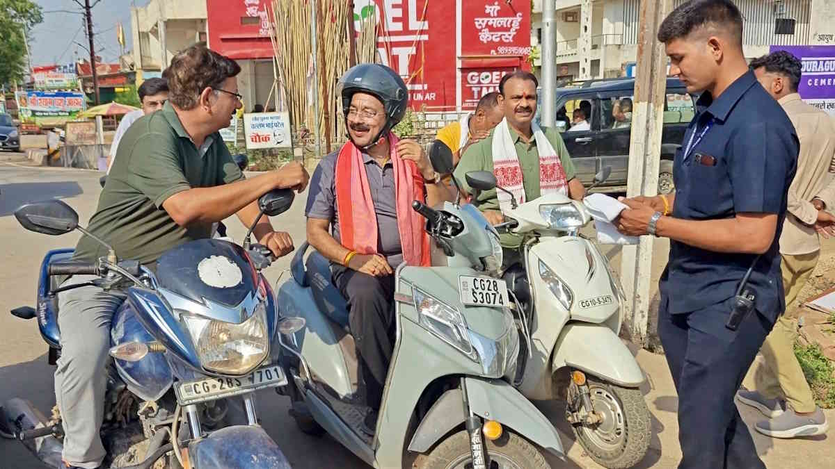 उपमुख्यमंत्री अरुण साव का अनोखा अंदाज, स्कूटी से निकले विकास कार्यों का निरीक्षण करने