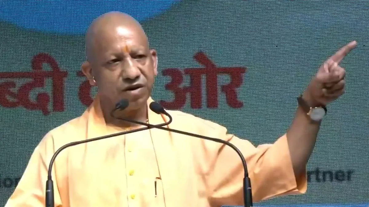 सड़क पर नमाज को लेकर CM योगी का बड़ा बयान, बोले- “जगह नहीं है तो संख्या नियंत्रित कर लो”