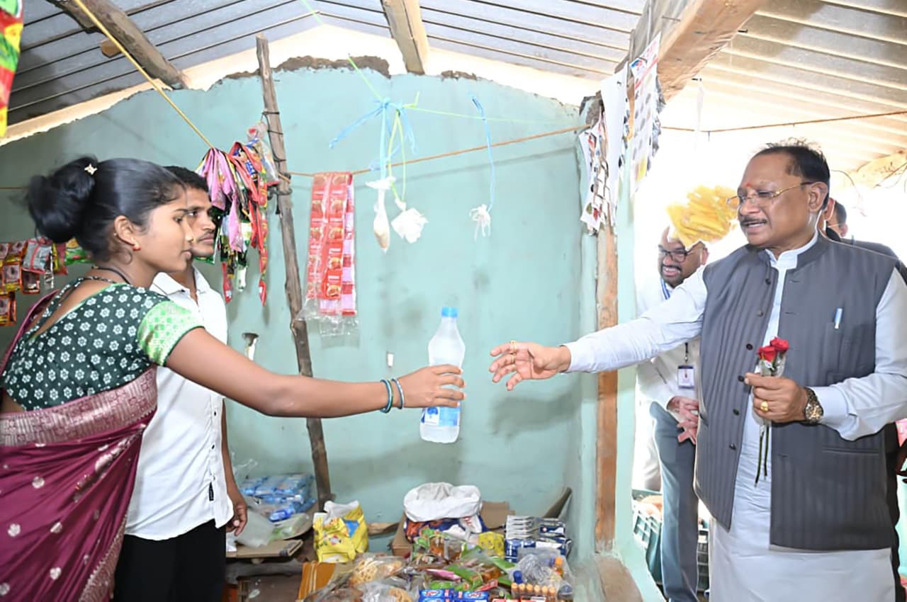 मुख्यमंत्री साय ने आत्मसमर्पित दंपत्ति की दुकान से खरीदी पानी की बोतल, कहा- यही है नए बीजापुर की तस्वीर