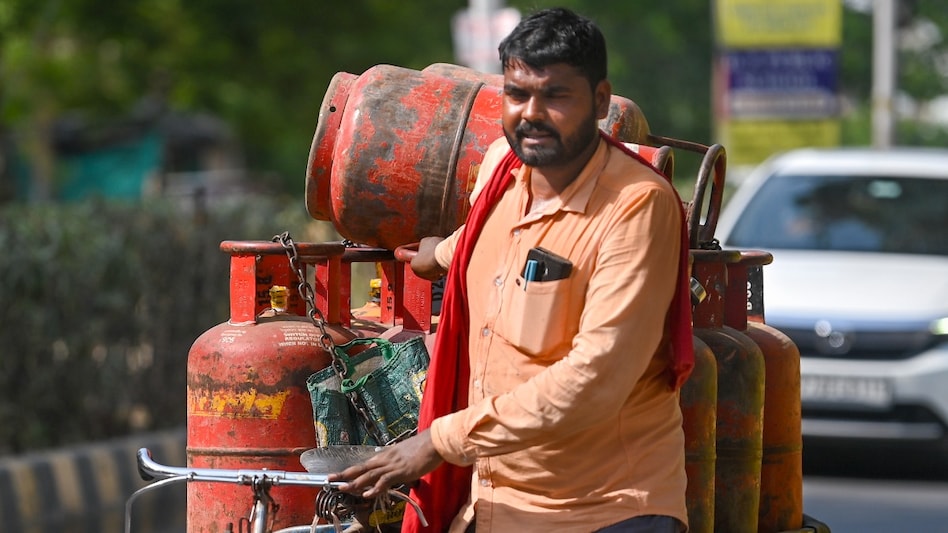 LPG Price Hike: रसोई गैस फिर हुई महंगी, 29 रुपये बढ़े दाम; दिल्ली में सिलेंडर 942 रुपये का हुआ