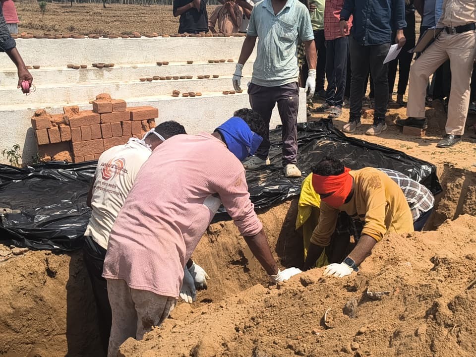 खरवे गांव में हड़कंप: तीन माह में 8 मौतें, अब कब्रों से निकाले जा रहे शव