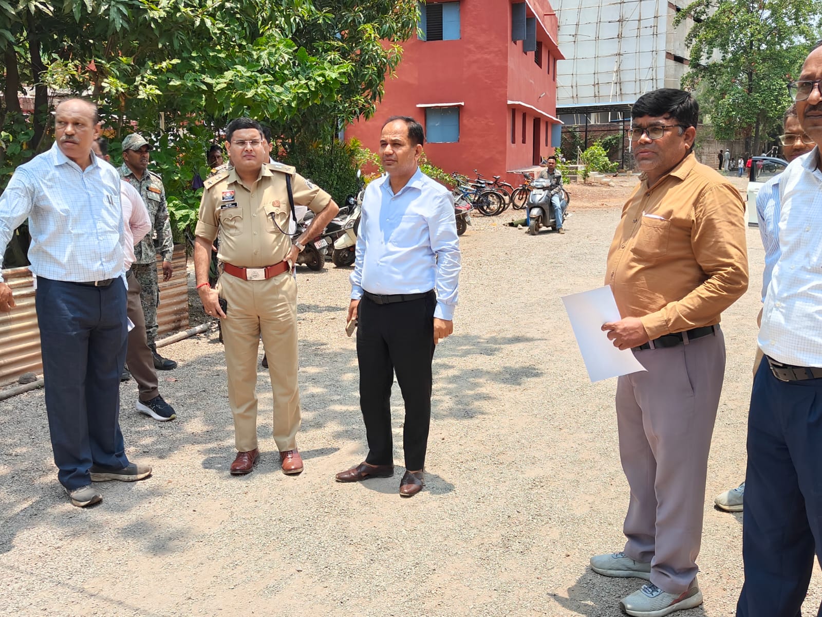 NEET परीक्षा से पहले मोवा केंद्र पहुंचे कलेक्टर गौरव सिंह, बोले- विद्यार्थियों को प्रवेश और पार्किंग में नहीं होनी चाहिए परेशानी