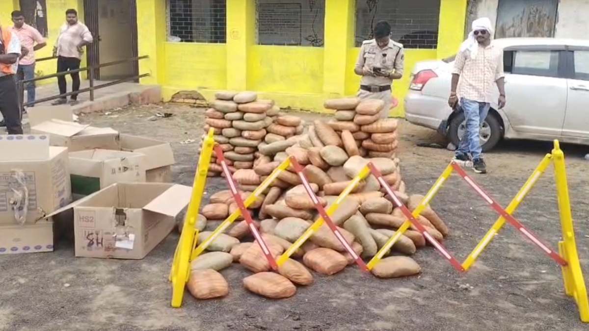 CG News: पुलिस की नाकेबंदी देख गाड़ियां छोड़कर भागे तस्कर, दो कारों से 565 किलो गांजा जब्त