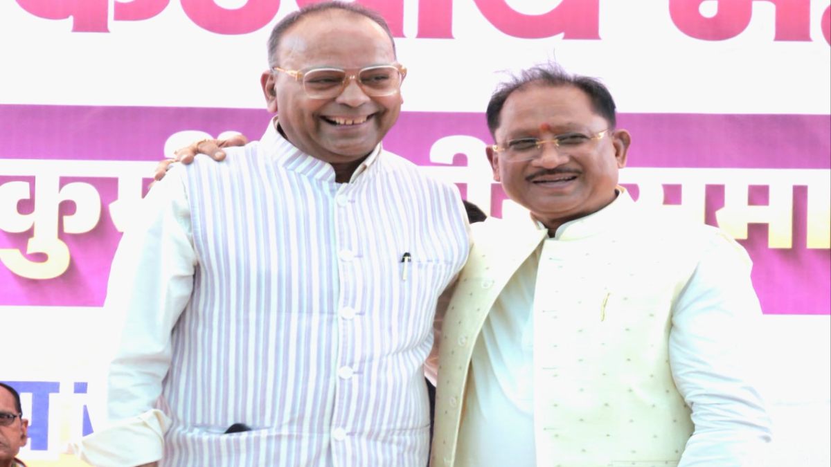समाजिक मंच पर सीएम साय और अजय चंद्राकर की मुलाकात बनी सुर्खी, ‘समधी भेंट’ कैप्शन से बढ़ी चर्चा