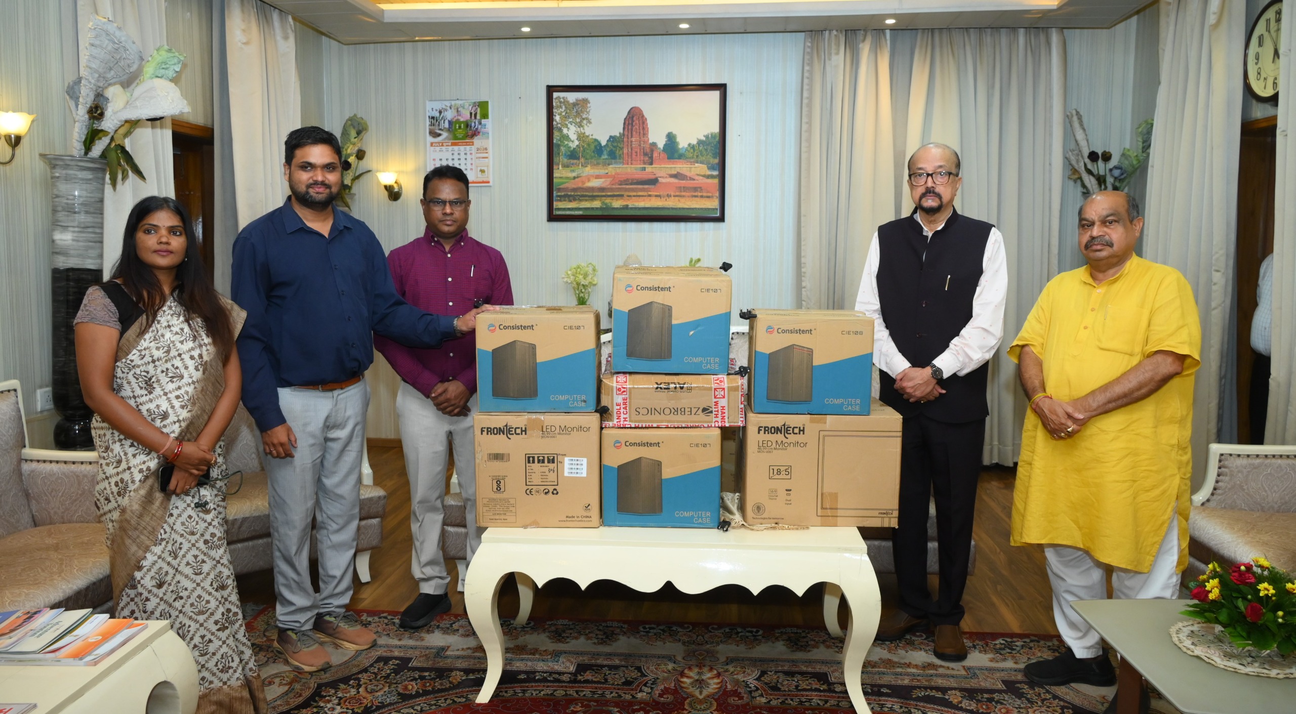 राज्यपाल रमेन डेका ने स्वेच्छानुदान मद से बस्तर के स्वामी आत्मानंद स्कूल को दिए 10 कंप्यूटर