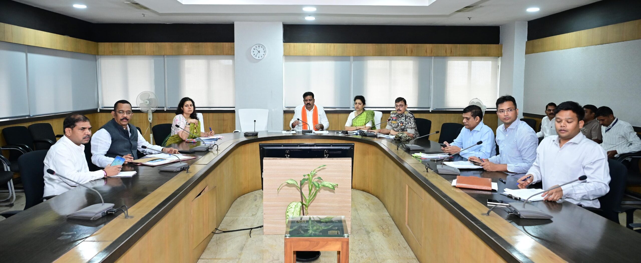 नक्सल मामलों पर सरकार सख्त: डिप्टी CM विजय शर्मा ने साप्ताहिक समीक्षा के दिए निर्देश, 50 गांवों को मिलेगा 1-1 करोड़