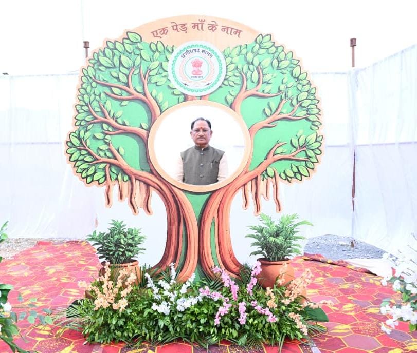 विधानसभा परिसर में ‘एक पेड़ मां के नाम 3.0’ अभियान, CM विष्णुदेव साय और डॉ. रमन सिंह ने लगाया रुद्राक्ष का पौधा