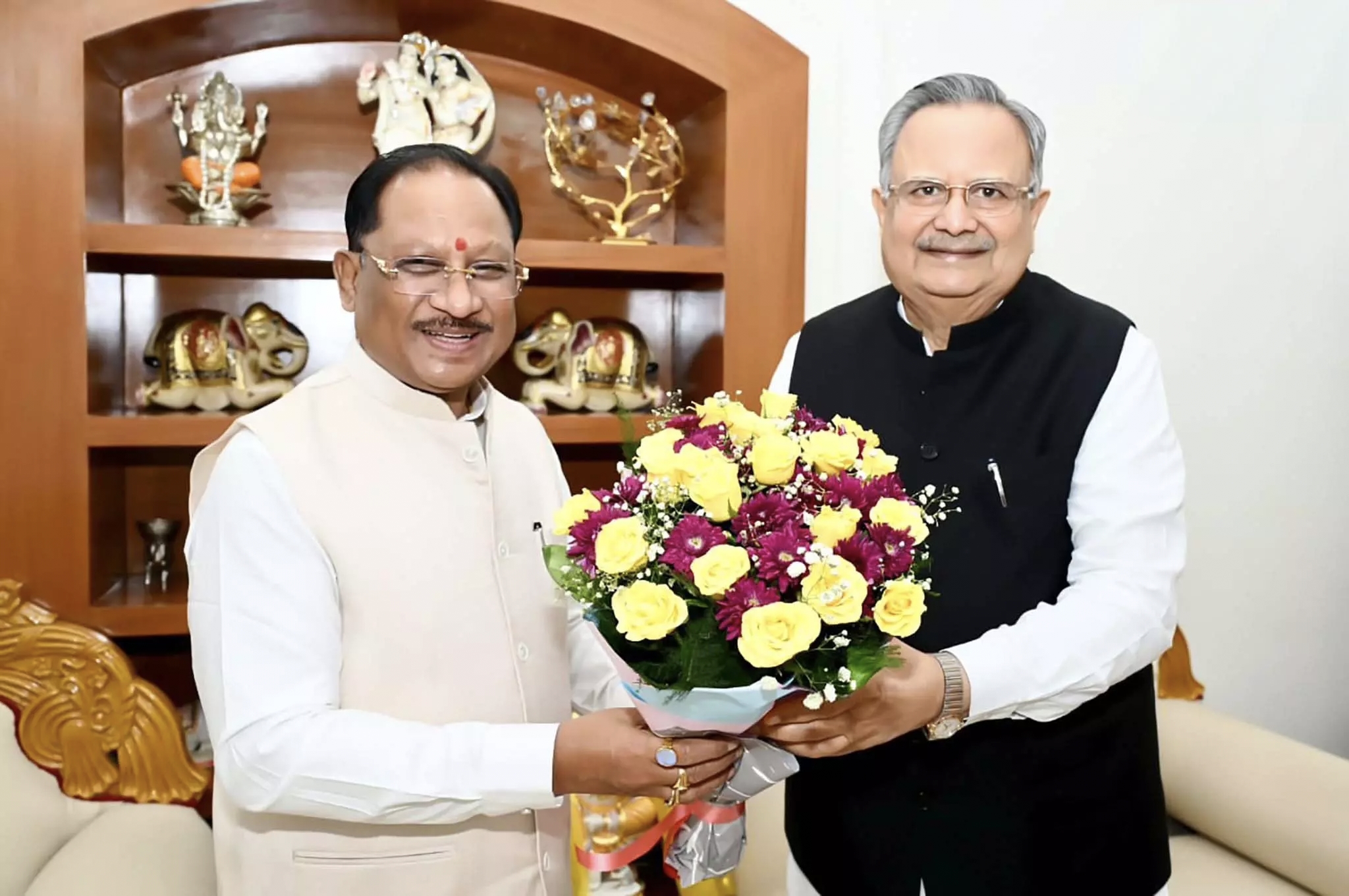 विधानसभा अध्यक्ष डॉ. रमन सिंह ने मुख्यमंत्री विष्णुदेव साय से की सौजन्य भेंट, विकास मुद्दों पर हुई चर्चा