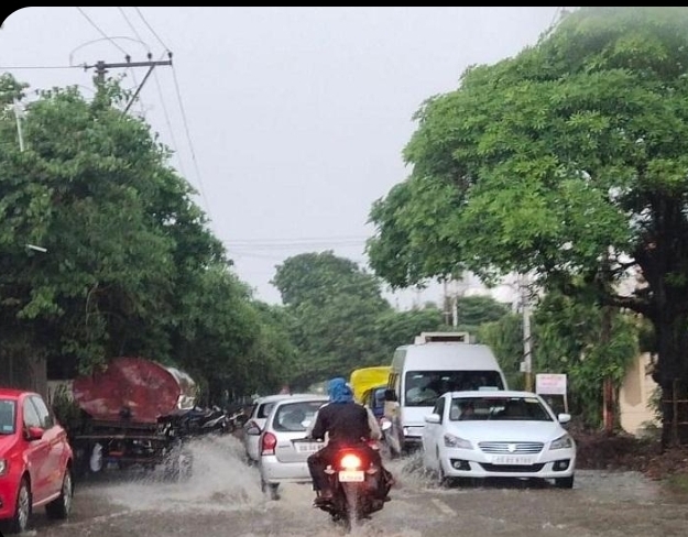 पहली तेज बारिश में डूबा रायपुर: रेलवे स्टेशन पर झरने जैसा नजारा, कॉलोनियों-घरों में घुसा पानी, अंडरब्रिज बने तालाब